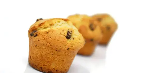Trois muffins aux pépites de chocolat, parfaits pour une recette facile.