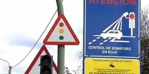 Señales de tráfico advierten: por saltarse un semáforo en rojo quitan puntos. Cámaras vigilan.