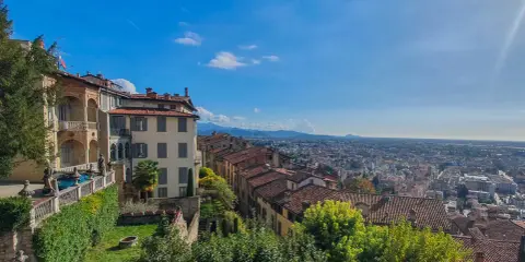 Widok na Bergamo z tarasu z widokiem na miasto i góry. Idealne miejsce, by zobaczyć, co warto zobaczyć w Bergamo.