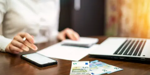 Umowa pożyczki pod lupą prawnika – jakie zapisy powinny wzbudzić czujność konsumenta?