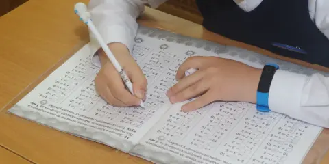 Uczeń rozwiązuje zadania matematyczne. Jest na dobrej drodze, by zostać **laureatem** konkursu.