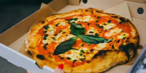 Ile kalorii ma mała pizza? Zaskakujące różnice w kaloryczności