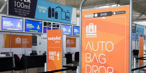 Lotnisko EasyJet: tablice informacyjne o limitach płynów i automatycznym nadawaniu bagażu. Znajdź swoje easyjet miejsca w samolocie.