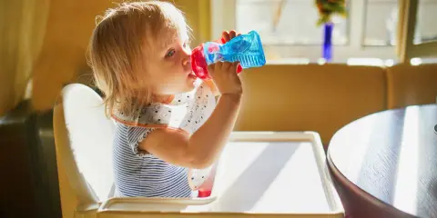 Nauka picia z kubka: Kiedy, jak i czego unikać? Poradnik!