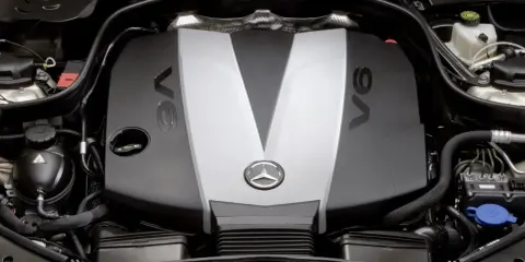 Silnik V6 3.0 TDI Mercedesa, gotowy do pracy.