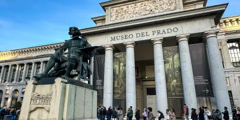 Pomnik Velázqueza przed Museo del Prado w Madrycie. Tłum turystów czeka na wejście do muzeum.