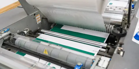 Maszyna do laminacji nakłada folię na dokumenty, chroniąc je. To właśnie co to laminacja w praktyce.