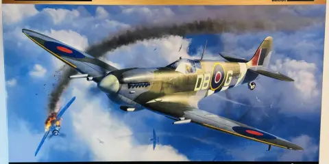 Ein Spitfire Flugzeug im Kampf, mit einem anderen Flugzeug im Hintergrund, das brennt. Eduard ProfiPACK Edition.