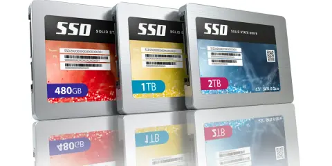 Różne rodzaje dysków SSD: 480GB, 1TB i 2TB, prezentowane w eleganckich obudowach.