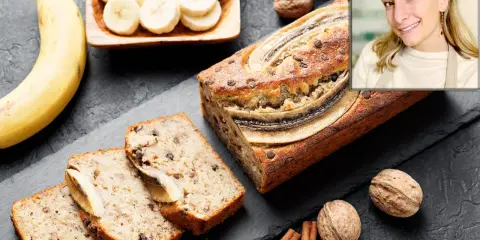 Un delicioso banana bread casero, con trozos de chocolate y plátano en rodajas, junto a nueces y canela.
