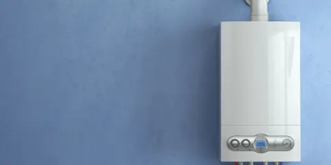 Calderas ecológicas modernas colgadas en pared azul. Eficiencia y confort para tu hogar.