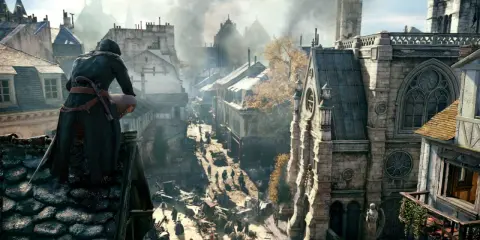 Postać w kapturze obserwuje z dachu zgiełk ulicy w Paryżu, gdzie rozgrywa się akcja gry AC Unity.