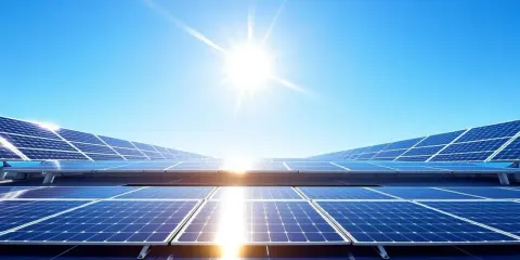 Panneaux solaires sous un ciel bleu éclatant, illustrant le principe du photovoltaïque.