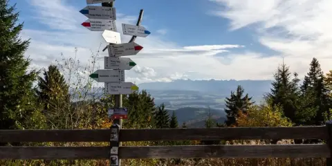 Co oznaczają kolory szlaków? Rozwiej mity i planuj bezpiecznie!