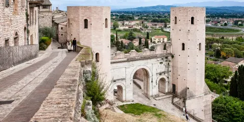 Porta Romana a Perugia, un'antica porta cittadina con torri medievali, perfetta per esplorare Perugia e dintorni in 3 giorni.