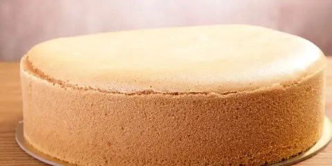 Puszyste ciasto z dużą ilością jajek, idealne na biszkopt. Lekko zarumienione, gotowe do dekoracji.