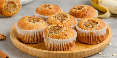 Deliciosas magdalenas bebe de plátano y avena, perfectas para un desayuno o merienda.