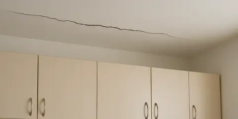 Pęknięcie na suficie nad szafkami kuchennymi.
