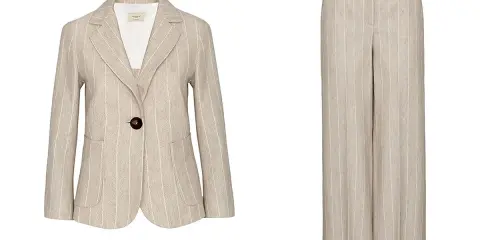 Un tailleur a righe beige, perfetto per scoprire cosa indossare sopra un tailleur in primavera.