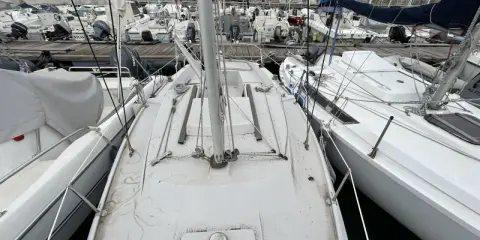 Vue du pont d'un voilier Jeanneau Flirt, prêt pour l'aventure. La fiche technique de ce bateau promet de belles navigations.