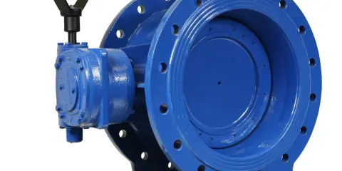 Vanne papillon à bride bleue avec volant noir, prête pour le contrôle des flux industriels.