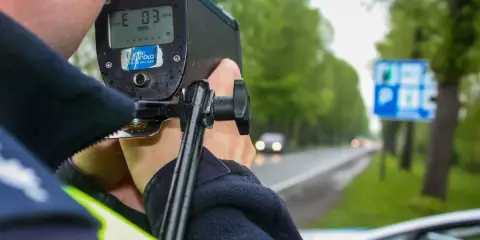 Policjant mierzy prędkość radarem. Czy policja może mierzyć prędkość w nocy? Tak, nawet w deszczu i przy słabej widoczności.