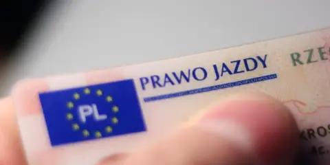 Zabrane prawo jazdy na 3 lata co dalej? Widok na polskie prawo jazdy, trzymane w dłoni.