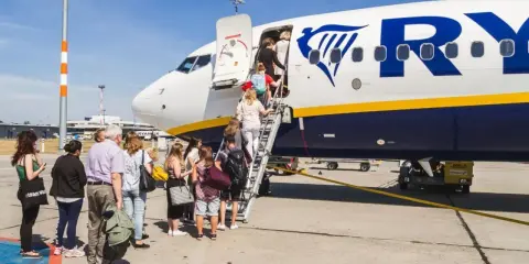 Tanie loty Ryanair: Kiedy rezerwować, by nie przepłacać?