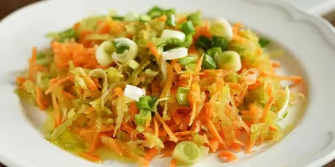 En fräsch, rivig morotssallad med salladslök, perfekt som en snabb sallad till middagen.