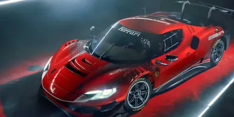 El Ferrari 296 GT3 rojo, listo para la pista, con su alerón imponente y detalles aerodinámicos.