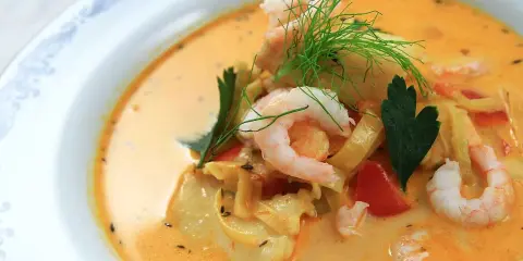 En krämig, solgul fisksoppa med räkor, dill och persilja. En riktig delikatess!