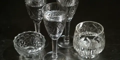 Eleganckie kieliszki i miseczki z kryształu, pięknie odbijające światło. Jak odróżnić kryształ od szkła? Zwróć uwagę na blask i precyzję szlifów.