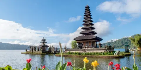 Świątynia Pura Ulun Danu Bratan na Bali, symbol balijskiej religii, majestatycznie wznosi się nad jeziorem.