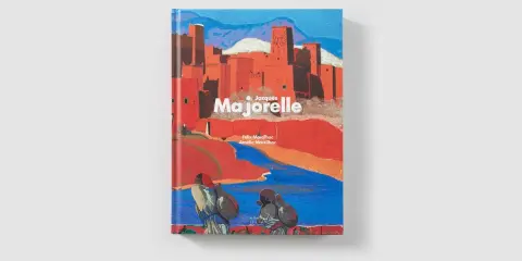 Couverture d'un livre sur Jacques Majorelle, peintre, montrant une ville ocre sous un ciel bleu, avec des personnages au premier plan.