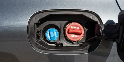 Dwa korki wlewu paliwa: czerwony z napisem DIESEL i niebieski z napisem AdBlue. Wiesz już, adblue co to jest?