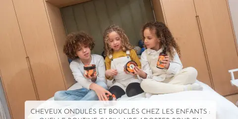 Trois enfants, dont une fille aux cheveux bouclés, tiennent des produits capillaires.