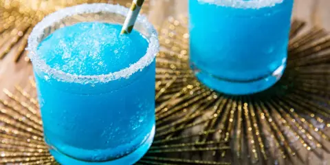 Niebieskie drinki z wódką i Blue Curacao: 5 przepisów na imprezę