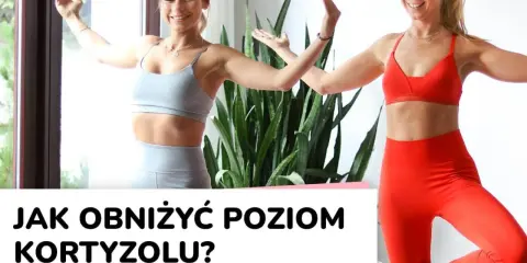 Dwie kobiety ćwiczą jogę, by nauczyć się, jak obniżyć kortyzol. W tle duża roślina i piesek.