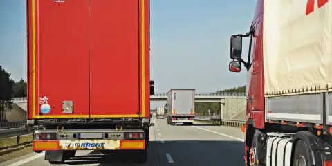 Ciężarówki na autostradzie. Kierowcy powinni znać taryfikator mandatów dla ciężarówek w Niemczech, by uniknąć kar.
