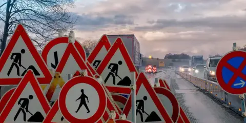 Mnóstwo znaków ostrzegawczych o robotach drogowych. Kiedy należy zachować szczególną ostrożność, zwłaszcza w deszczu i przy ograniczonej widoczności.