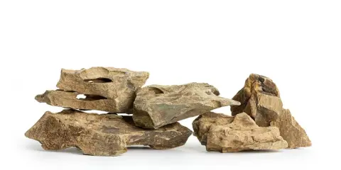 Grupka naturalnych, nieregularnych kamieni do akwarium, z otworami i szczelinami, tworząca skalny krajobraz.