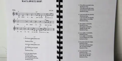 Strona z nutami i tekstami piosenek biesiadnych, w tym "Racławice hop!".