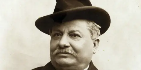 Ritratto di un uomo con cappello, baffi e giacca. Forse l'ultimo sogno di Pascoli.