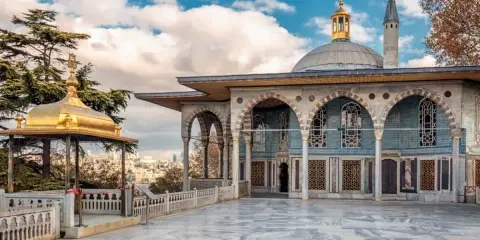 Goldene Kuppel und osmanische Architektur im Topkapi Palast, ein absolutes **Istanbul must see**.