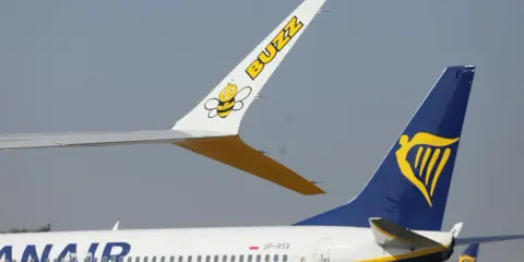 Samolot Buzz z pszczółką i napisami "BUZZ" oraz Ryanair. Czy to oznacza, że lot czarterowy co to jest, jest obsługiwany przez te linie?