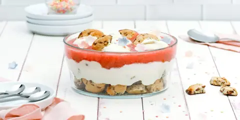 Schichtdessert mit Erdbeerpüree, Sahne und Keksen. Ein schnelles Party-Dessert, das alle lieben werden.