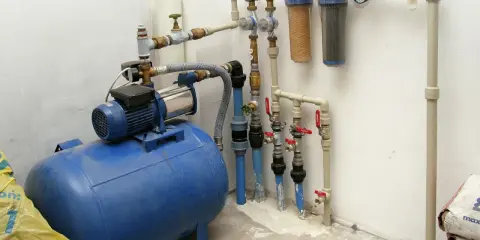 System hydroforowy z pompą i zbiornikiem, filtry wody. Idealny, jaki hydrofor do domu, by zapewnić stały dostęp do wody.