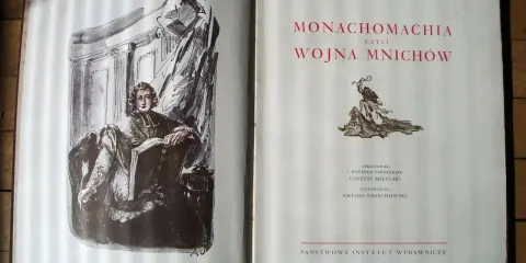Otwarta księga z ilustracją i tekstem "Monachomachia czyli Wojna Mnichów" Ignacego Krasickiego. To satyra do króla, która w dowcipny sposób ukazuje spory między zakonnikami.