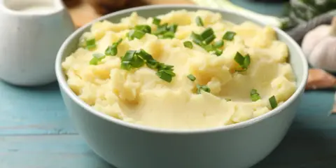 Pyszne puree ziemniaczane, idealne do obiadu. Dowiedz się, jak zrobić puree, które zachwyci każdego!