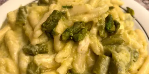 Un primo piatto cremoso: pasta con asparagi freschi e una salsa vellutata.